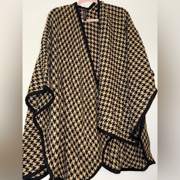Jones New York Sweaters - Jones New York chic Houndstooth Poncho